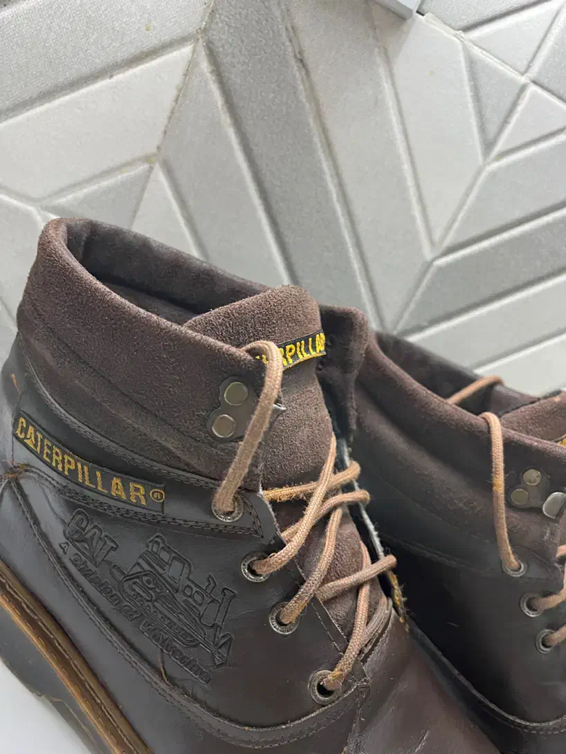 بوت کترپیلار و کفش مجلسی اصلی درجه یک|کیف، کفش، کمربند|اهواز, فرهنگ شهر|دیوار