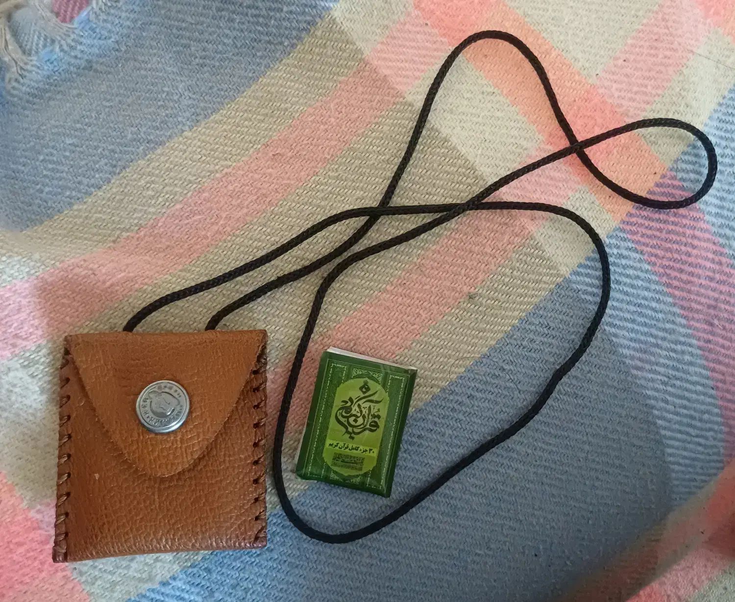 قرآن کوچک و کیف کوچک|کتاب و مجله مذهبی|اردبیل, |دیوار