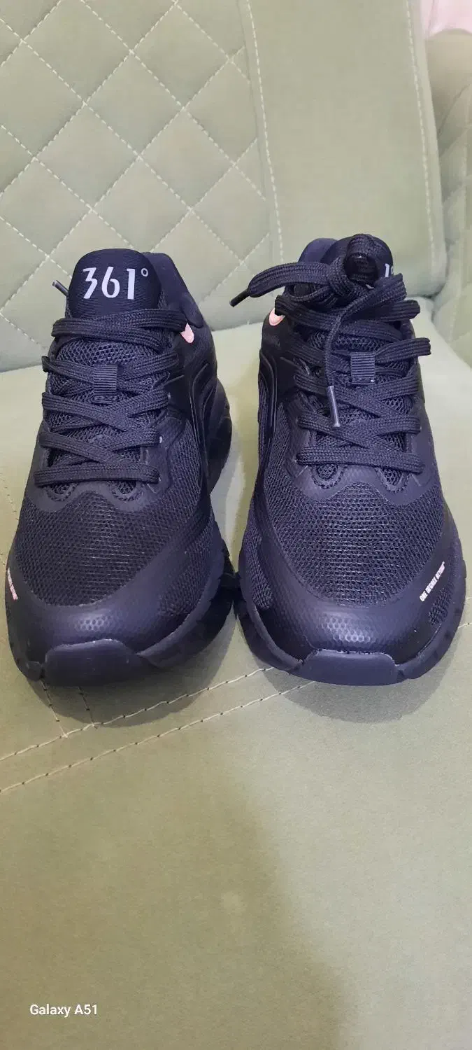 یه کفش نو کادو بوده داخل کارتون استفاده نشده|کفش و لباس بچه|بندرعباس, |دیوار