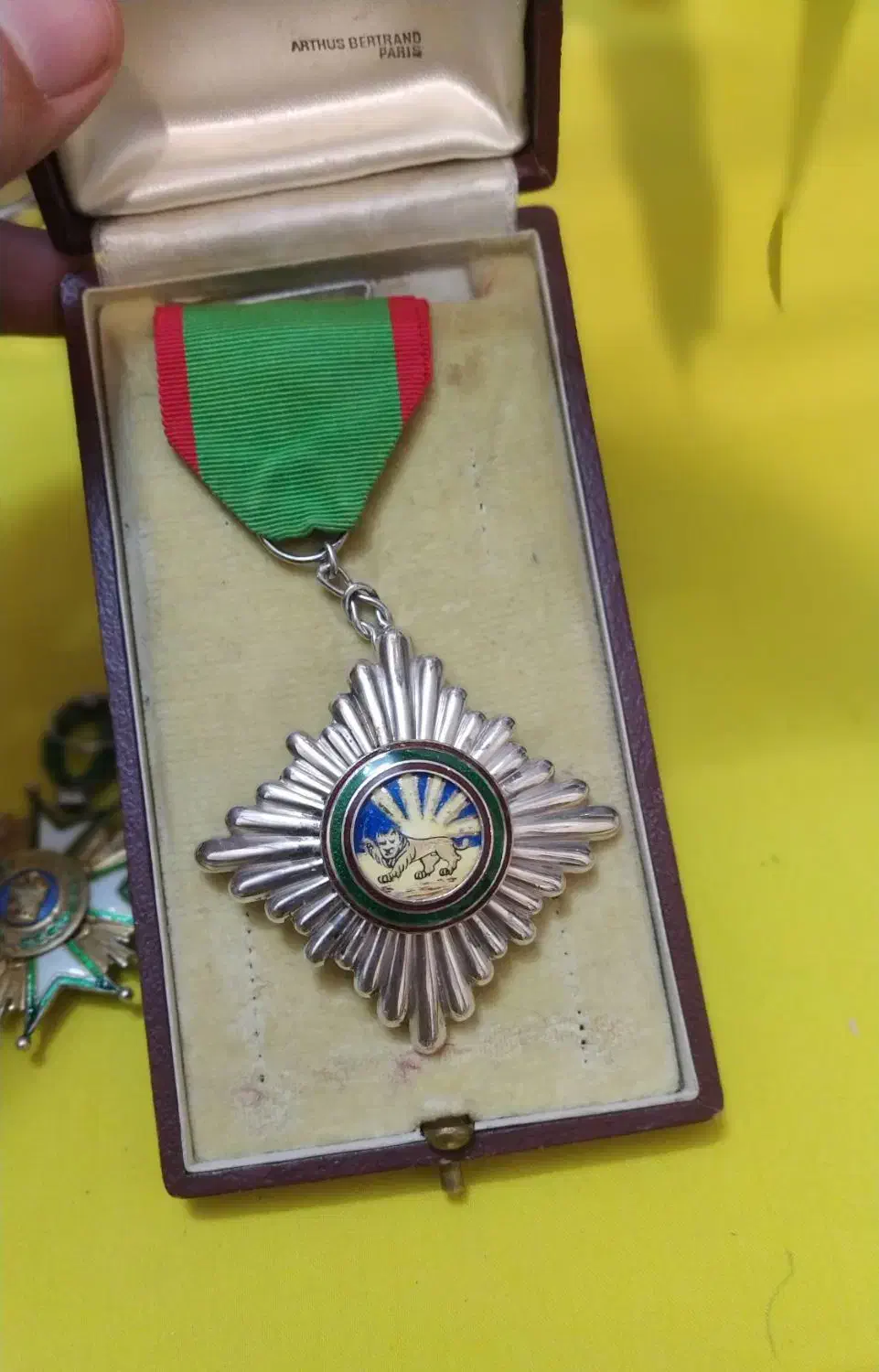 نشان نقره همایونی و تاج کیانی قاجاری|کلکسیون و سرگرمی|تهران, نیروی هوایی (پیروزی)|دیوار