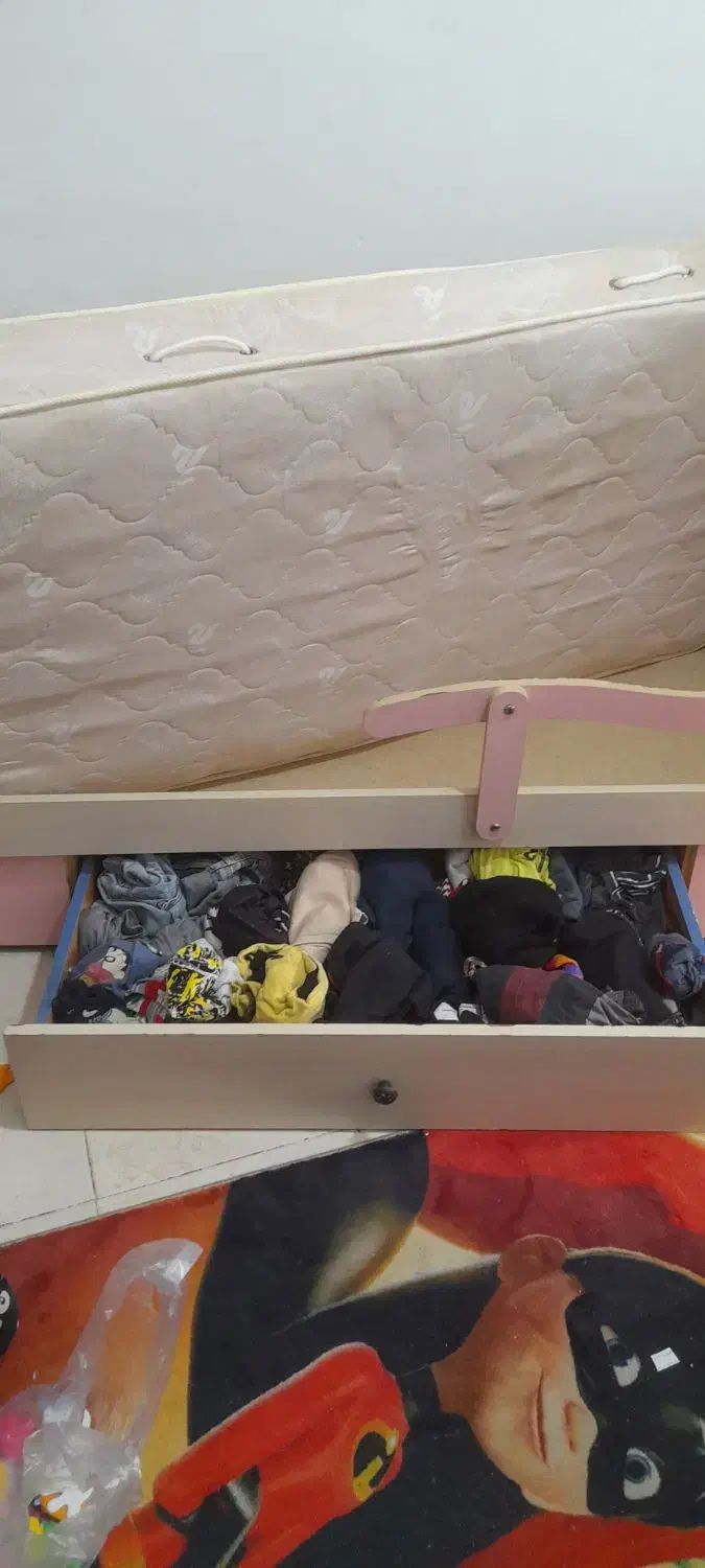 تخت خواب بچه گانه|تخت و صندلی بچه|قم, مسجد امام حسن|دیوار