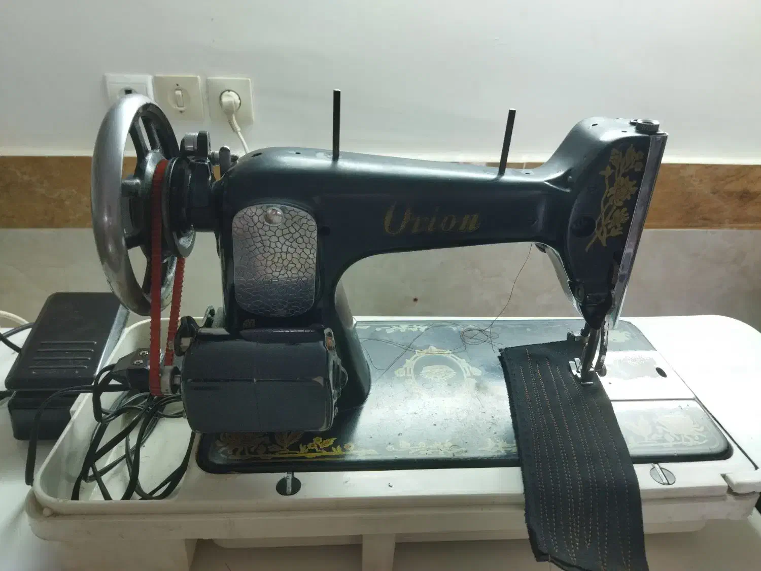 چرخ خیاطی پدال دار برقی سالم تمیز|چرخ خیاطی و ریسندگی|آزادشهر, |دیوار