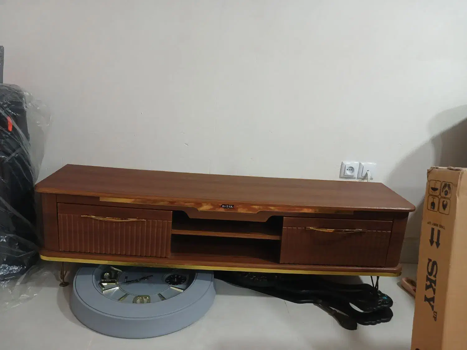 میز تلوزیون رنگ چوب کاملا سالم و نو|میز تلویزیون|خشکبیجار, |دیوار