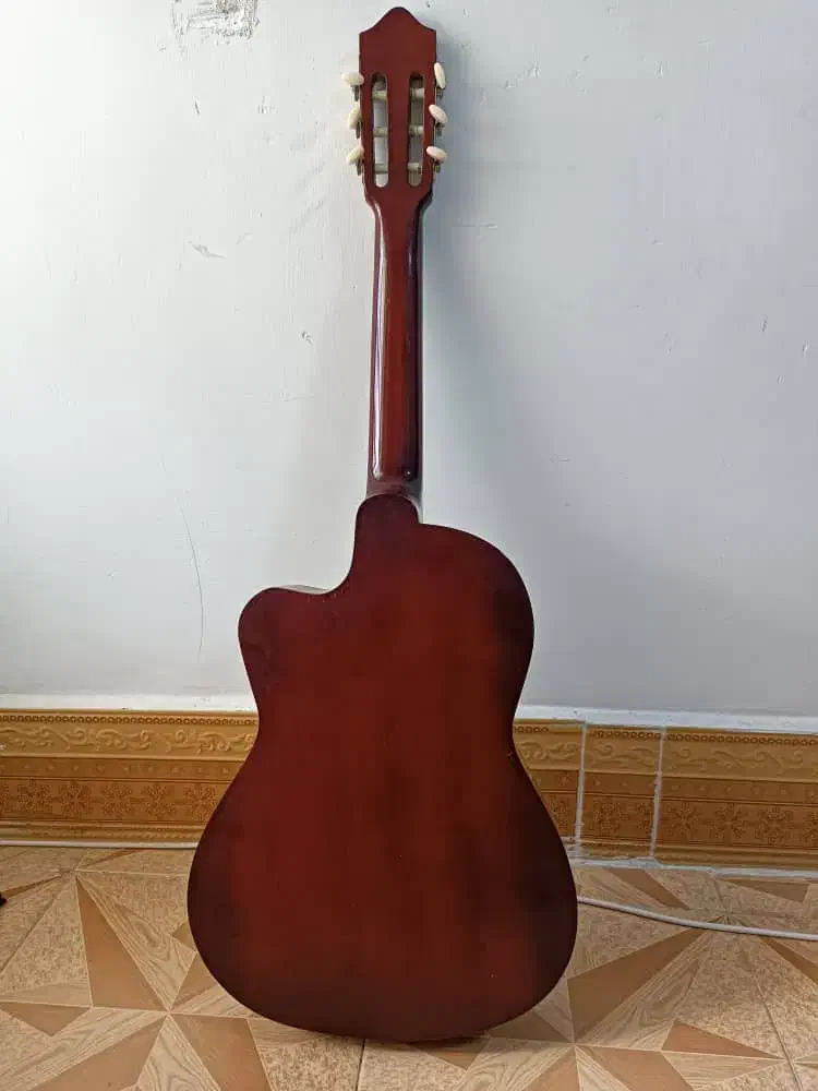 گیتار کلاسیک یاماها|گیتار، بیس، امپلیفایر|منجیل, |دیوار