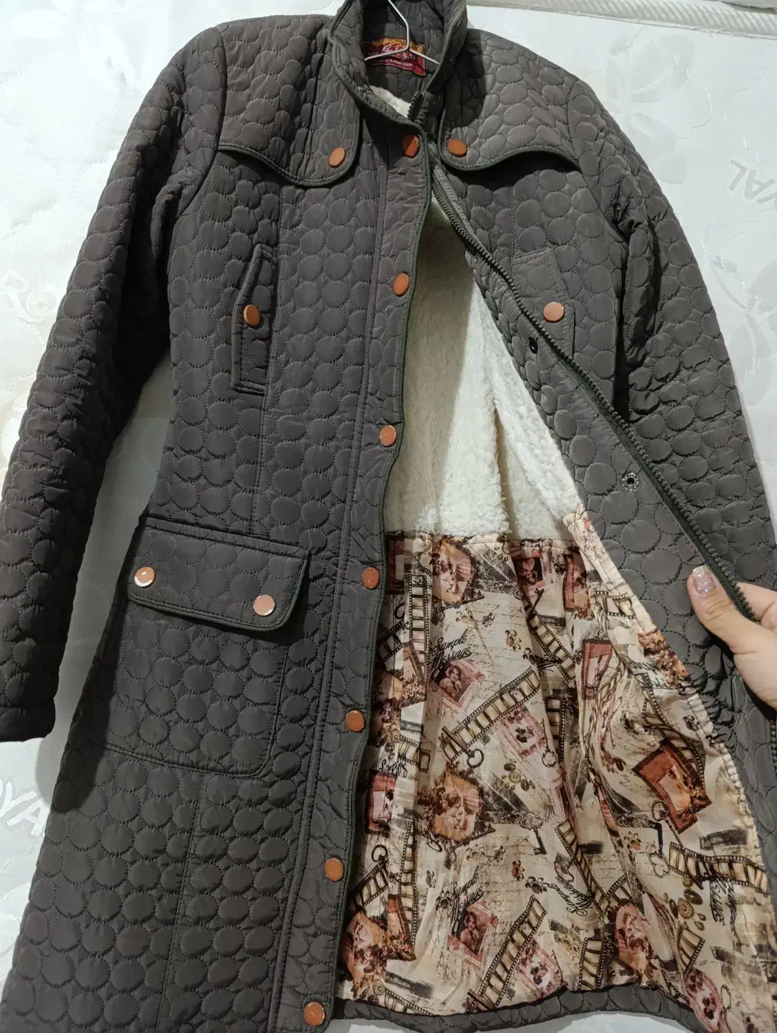 پالتو|لباس|فولادشهر, B7|دیوار