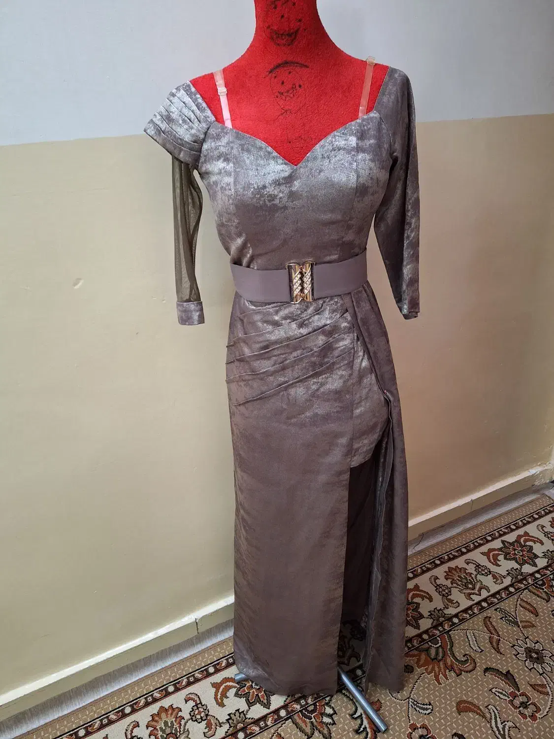 لباس شب|لباس|مشهد, فتح المبین|دیوار