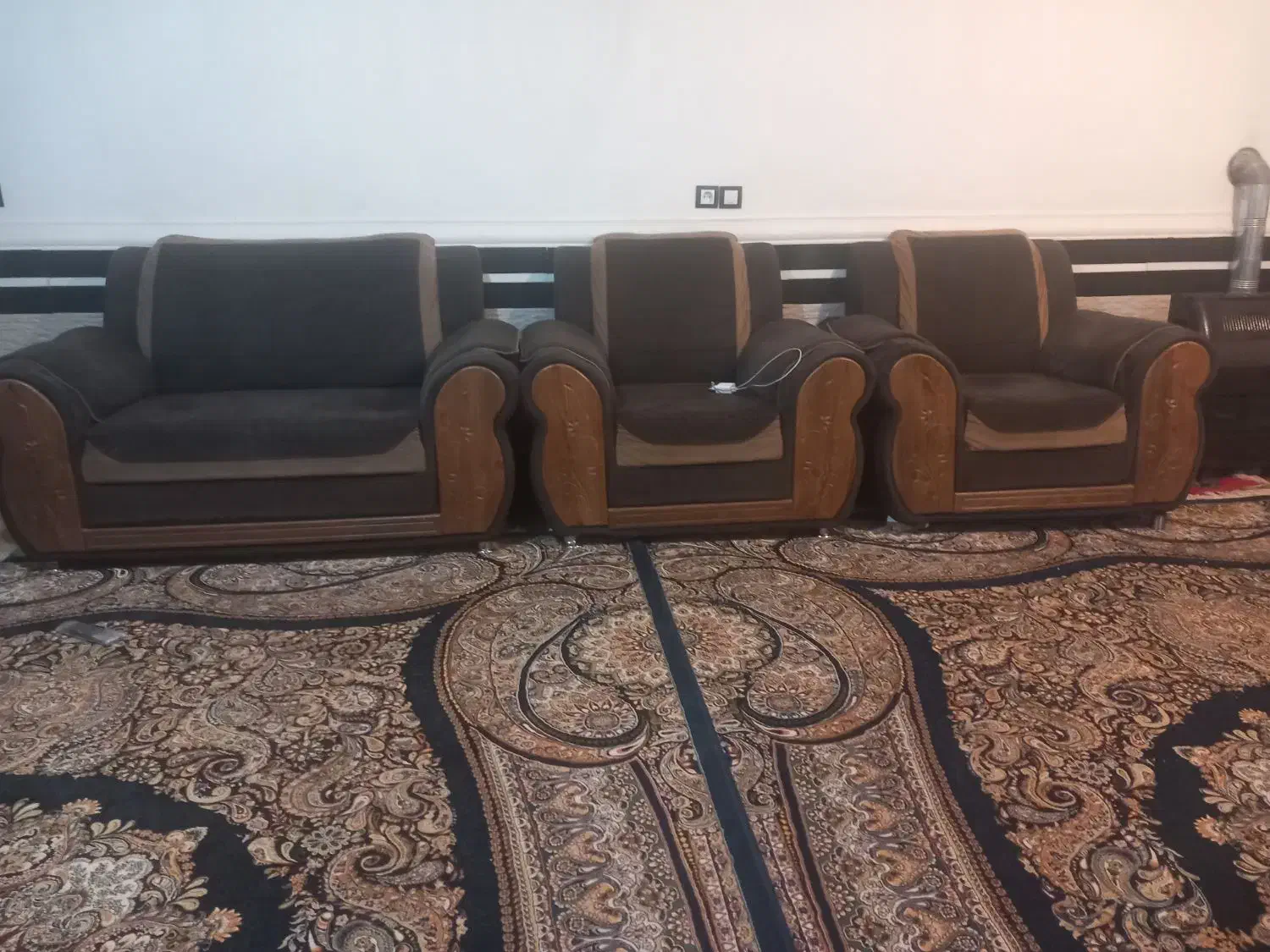 مبل هفت نفره  پایه یکی از مبل ها احتیاج تعمیر دارد|مبلمان خانگی و میز عسلی|مرودشت, فاز دوم شهرک فرهنگیان|دیوار