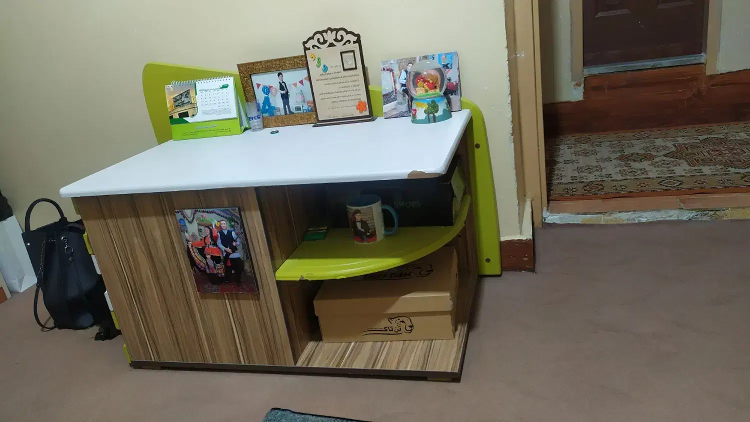 تخت و کمد کودک|تخت و صندلی بچه|شیراز, شهرک پرواز|دیوار