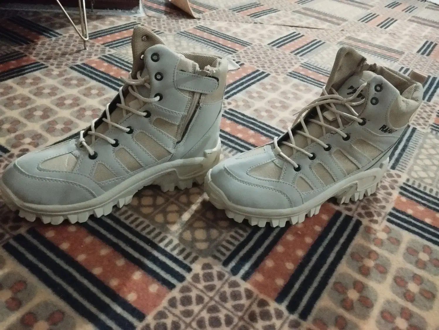 پوتین|کیف، کفش، کمربند|کنگاور, |دیوار