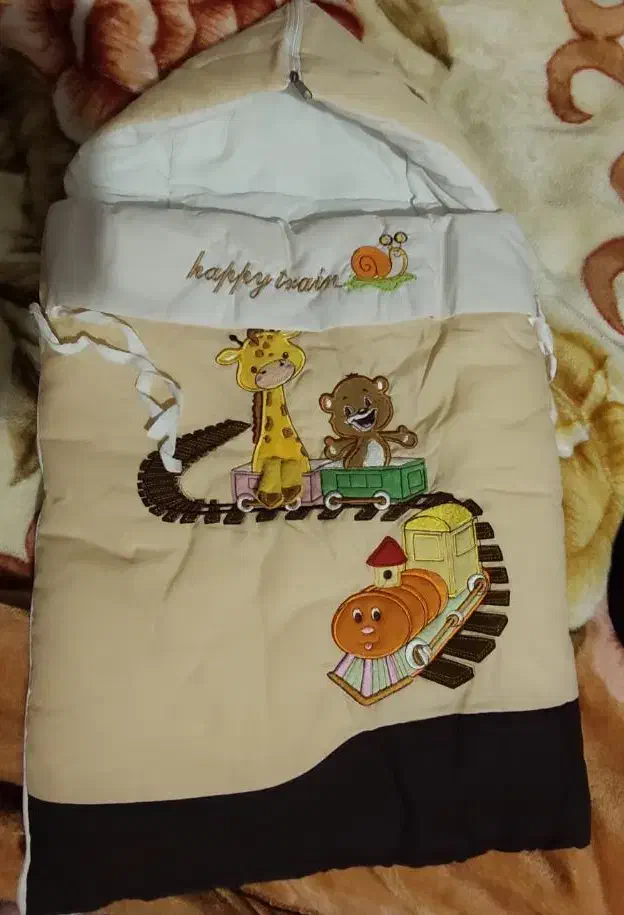 قنداق فرنگی و سرویس خواب نوزاد|اسباب و اثاث بچه|فولادشهر, A4|دیوار