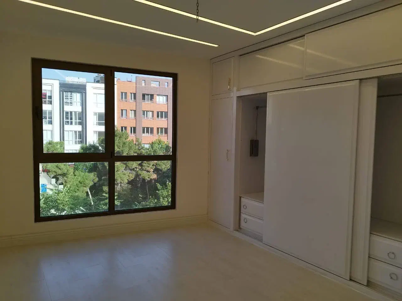 240متر مشرف به باغ سفارت