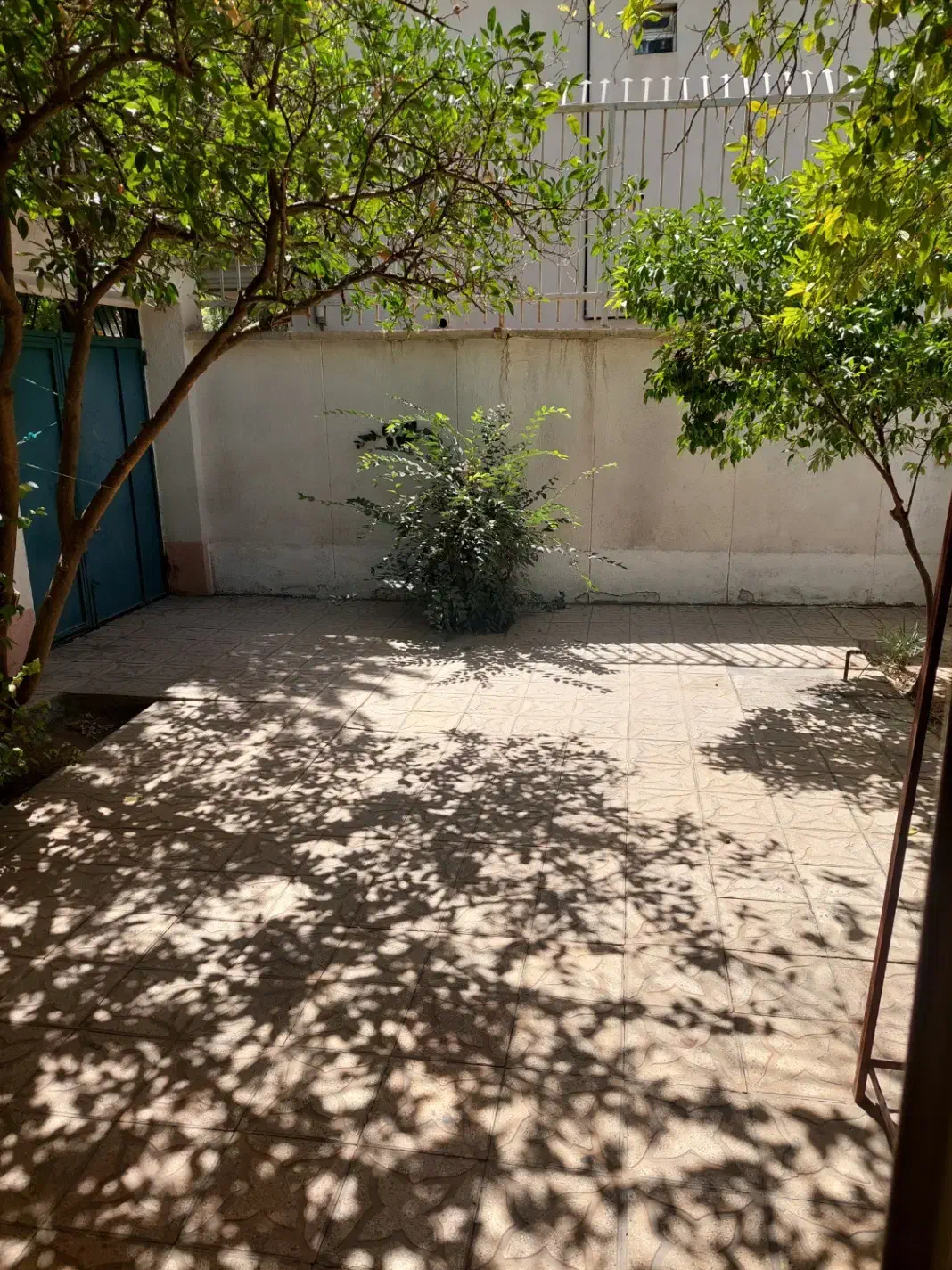 خانه حیاط دار همکف|اجارهٔ کوتاه‌مدت آپارتمان و سوئیت|شیراز, زند|دیوار