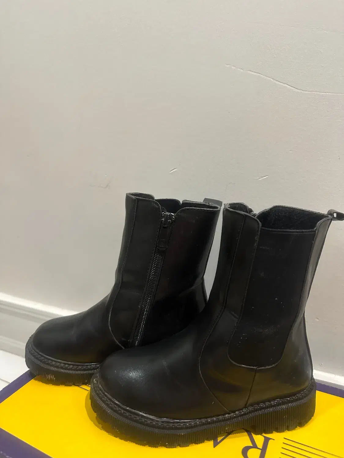 کفش|کفش و لباس بچه|رودهن, |دیوار