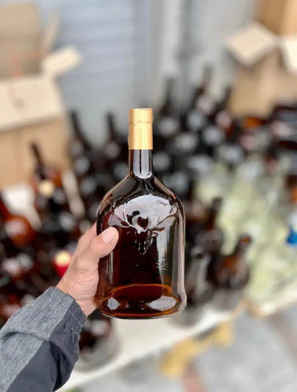 بطری‌شیشه‌ای‌گوزنی‌قهوه‌ای|ظروف نگهدارنده، پلاستیکی، یک‌بارمصرف|کرج, باغ سیب|دیوار