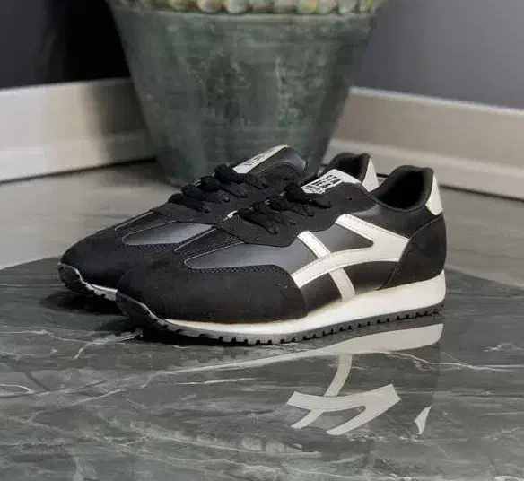 کتونی اسیکس|کیف، کفش، کمربند|قم, قلعه عموحسین|دیوار