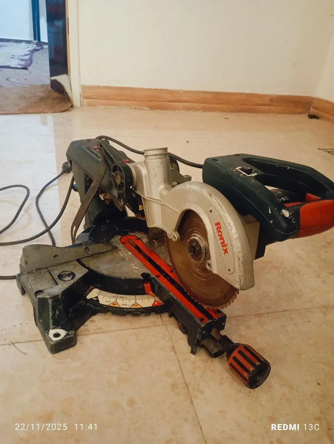 اره فارسی بر در حد نو|ماشینآلات صنعتی|باوی, |دیوار