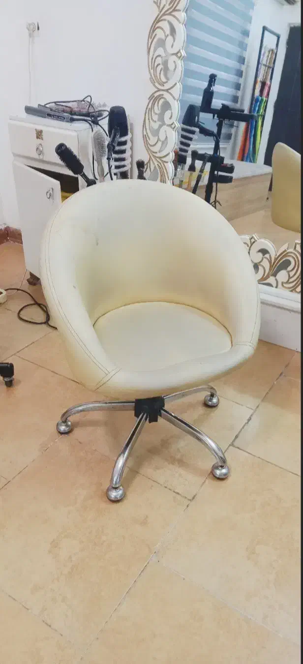 دوعدد تخت(مژه،فیشال،ماساژ) و یک صندلی گردون|آرایشگاه و سالن‌های زیبایی|بابل, |دیوار