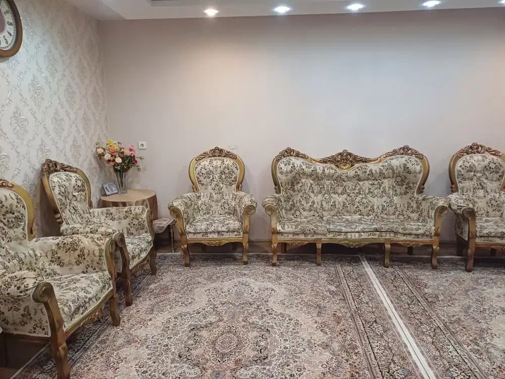 مبل سلطنتی نه نفره|مبلمان خانگی و میز عسلی|لاهیجان, کوی خزر|دیوار