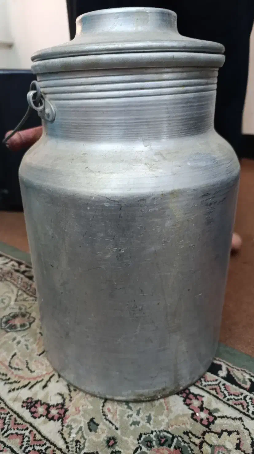 ظرف ۲۰ کیلویی شیر ، روغن محلی|آب‌چکان و نظم‌دهنده ظروف|شیراز, فخرآباد (دروازه کازرون)|دیوار