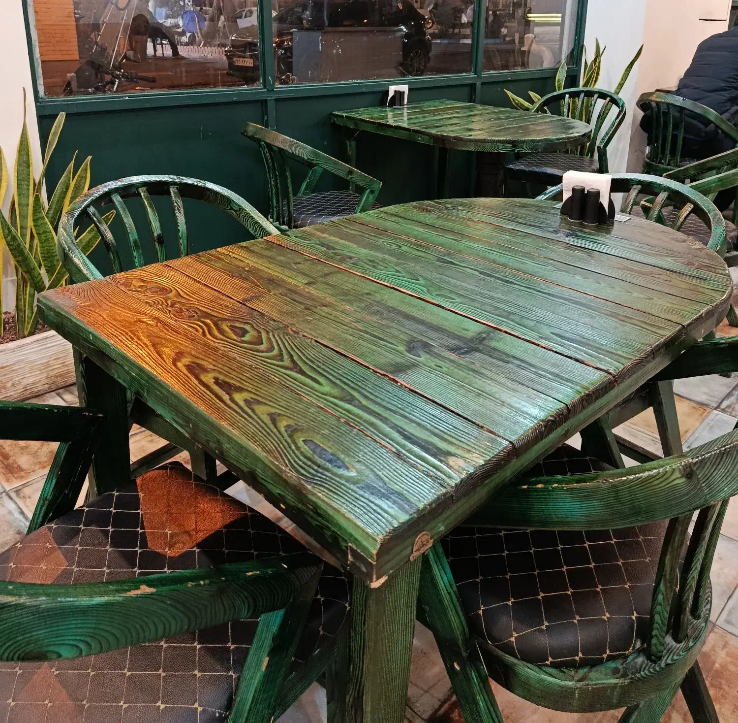 میز و صندلی رستورانی|کافی‌شاپ و رستوران|تهران, فلسطین (میدان انقلاب)|دیوار