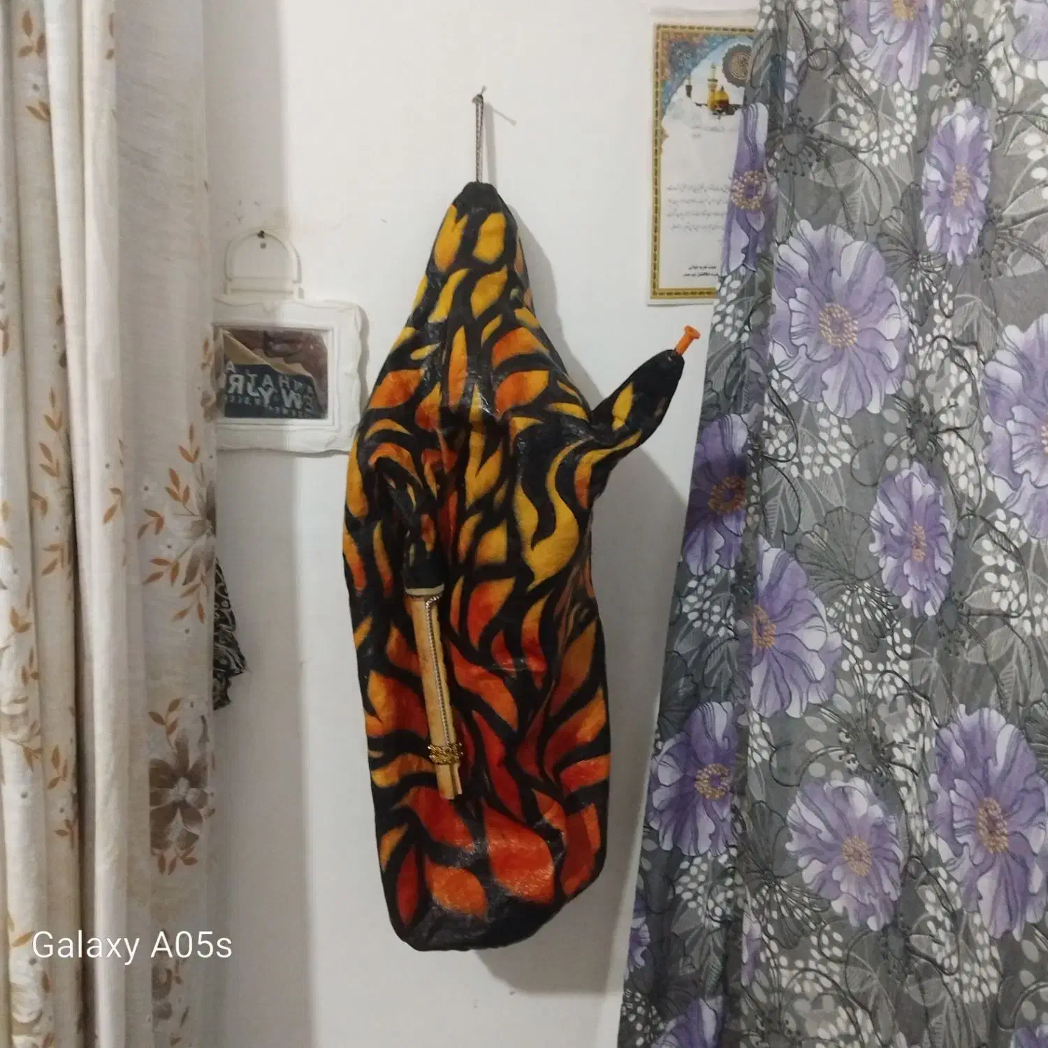 نی انبان|سازهای بادی|باغ بهادران, |دیوار