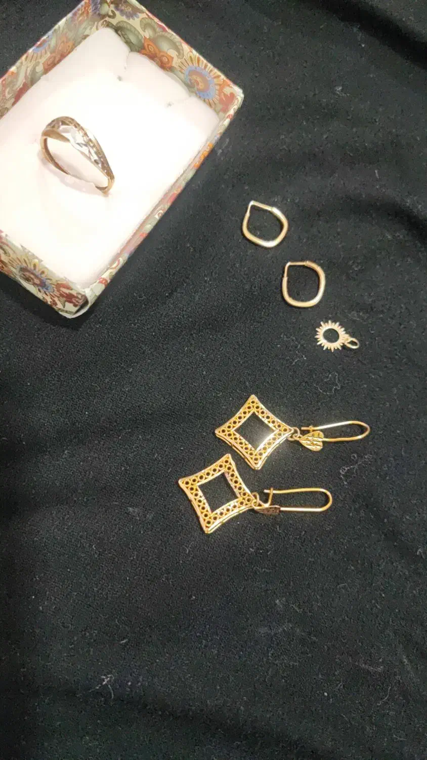 مقداری طلای سبک وزن|جواهرات|دوگنبدان, |دیوار