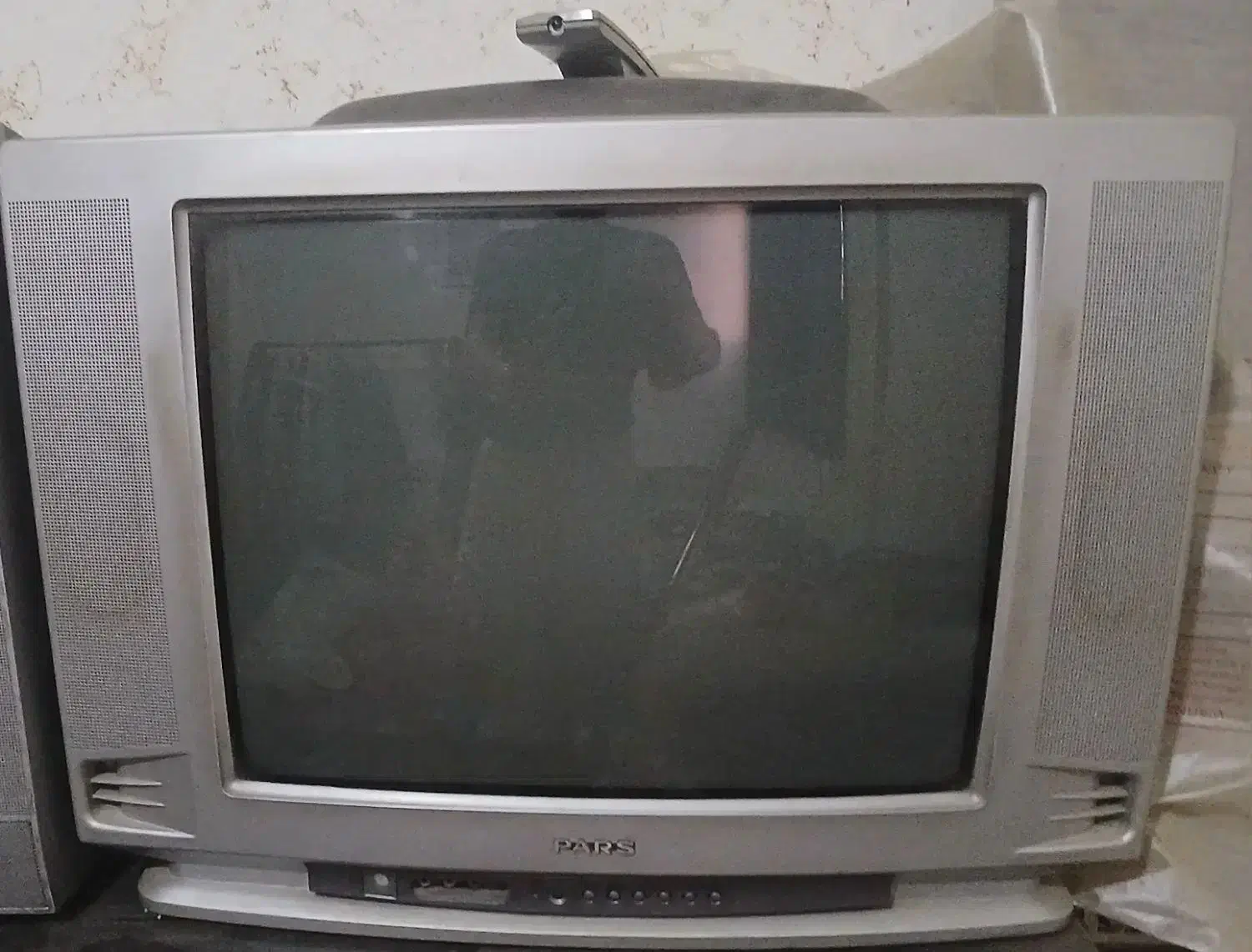 دو عدد تلویزیون رنگی 21 اینچ|تلویزیون و پروژکتور|صدرا-فارس, فاز ۲|دیوار