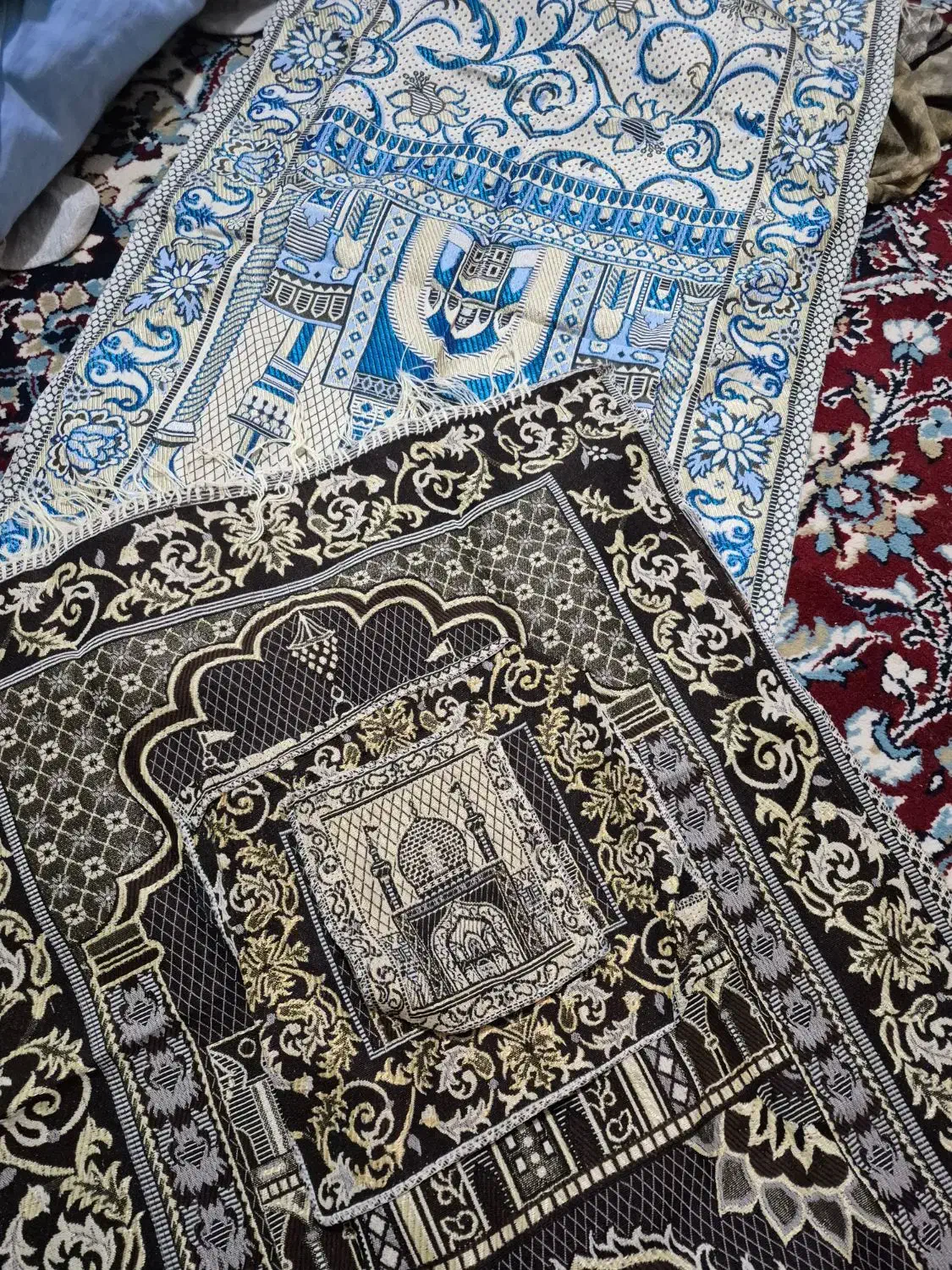 چند سجاده نو و یک چادر نو|لباس|فیروزکوه, |دیوار