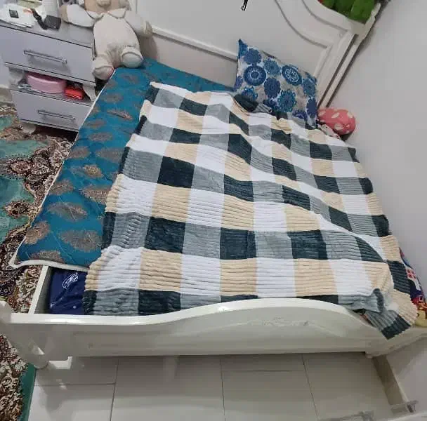 فروش میز ارایش و تخت|تخت و سرویس خواب|رشت, پیرکلاچای|دیوار