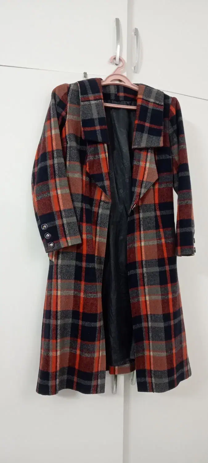 پالتو|لباس|نیشابور, هفده شهریور|دیوار