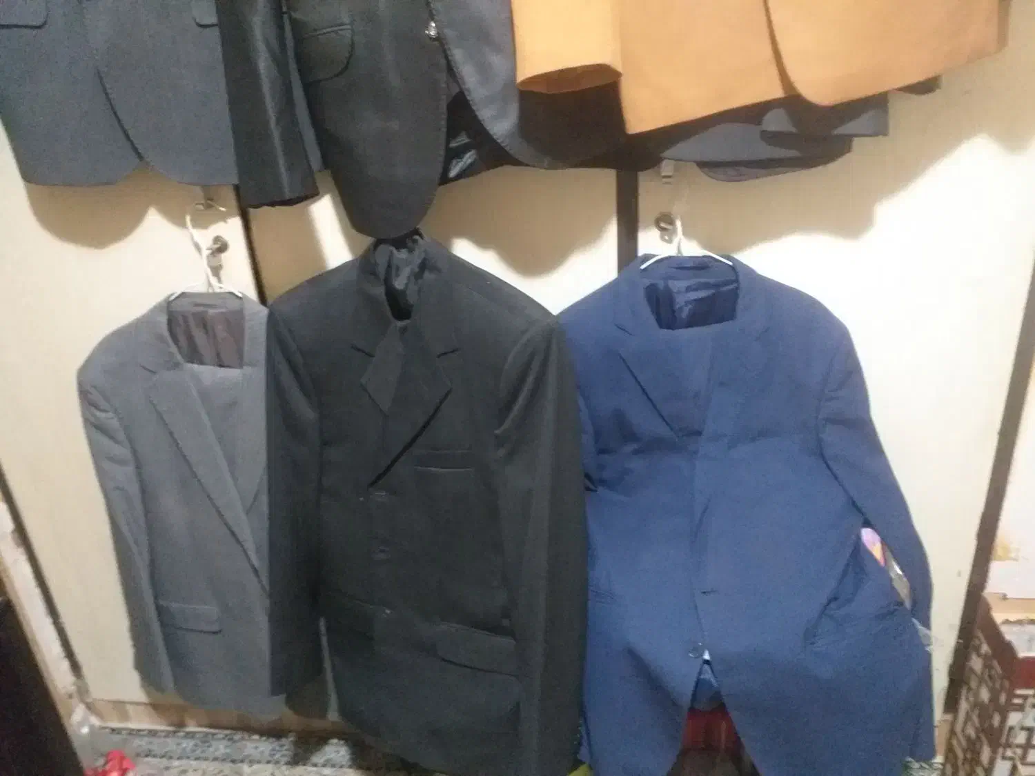 کت وشلوار|لباس|چهارباغ, |دیوار