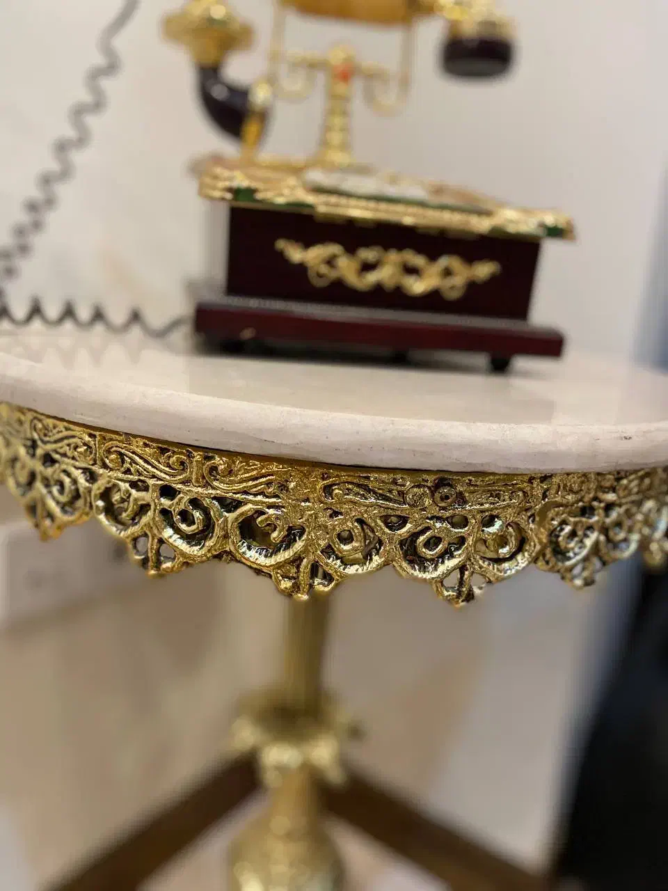 میز تلفن برنجی رنگ ثابت با تلفن زیبا|میز تلفن|اندیشه, شهرک صدف|دیوار