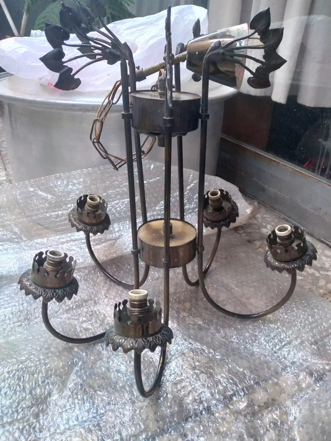 لوستر کاملا سالم کلاسیک قدیمی(آنتیک )آهن و برنج|لوستر و چراغ آویز|تهران, فلسطین (میدان انقلاب)|دیوار