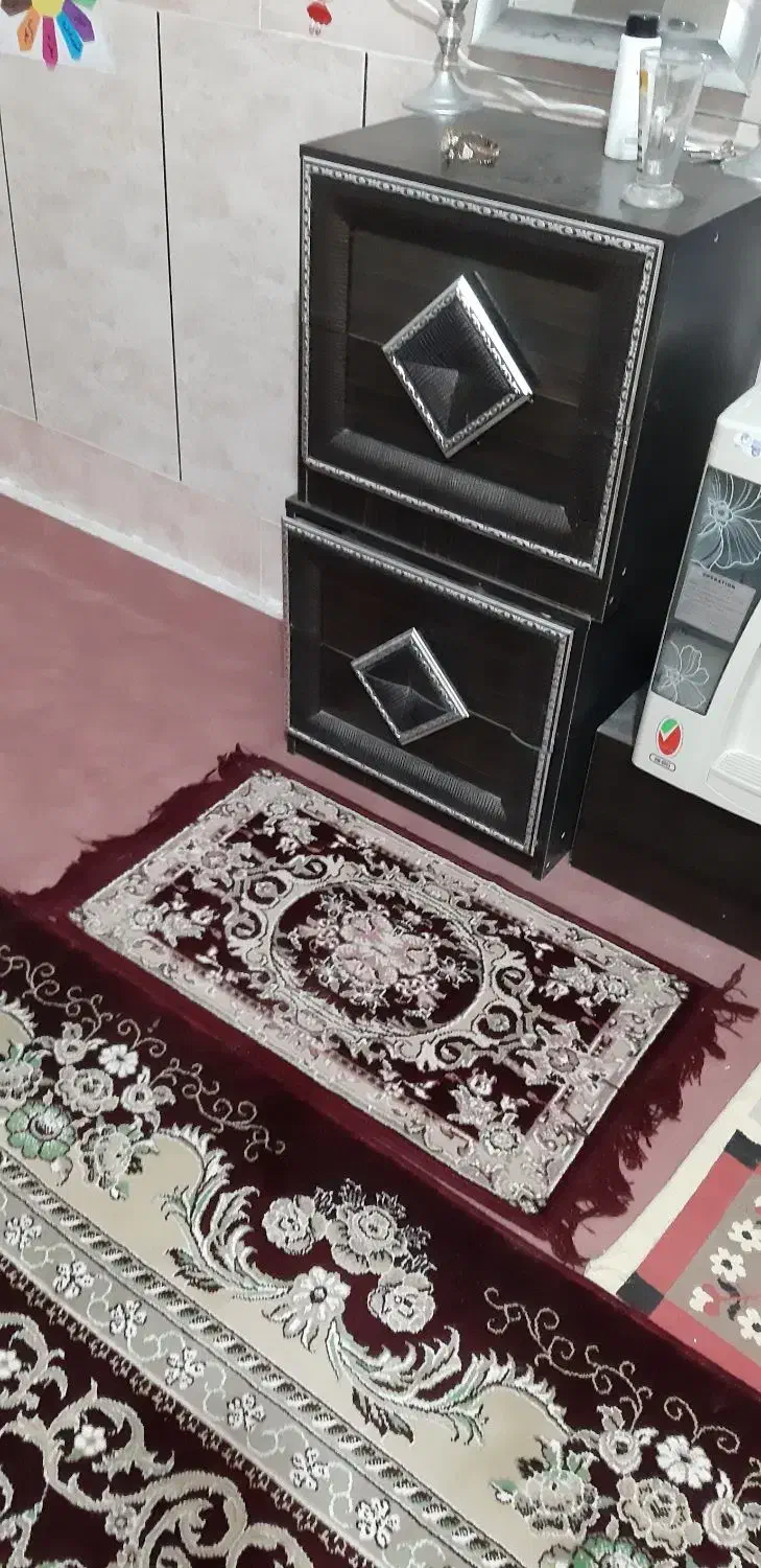 تخت خواب همراه با آینه و پاتختی درحدنو|تخت و سرویس خواب|ایرانشهر, |دیوار