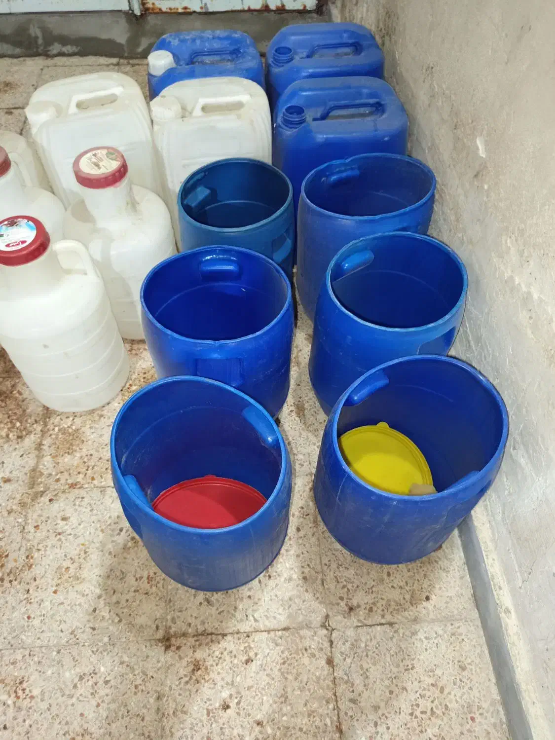 کوزه ای|ظروف نگهدارنده، پلاستیکی، یک‌بارمصرف|باوی, |دیوار