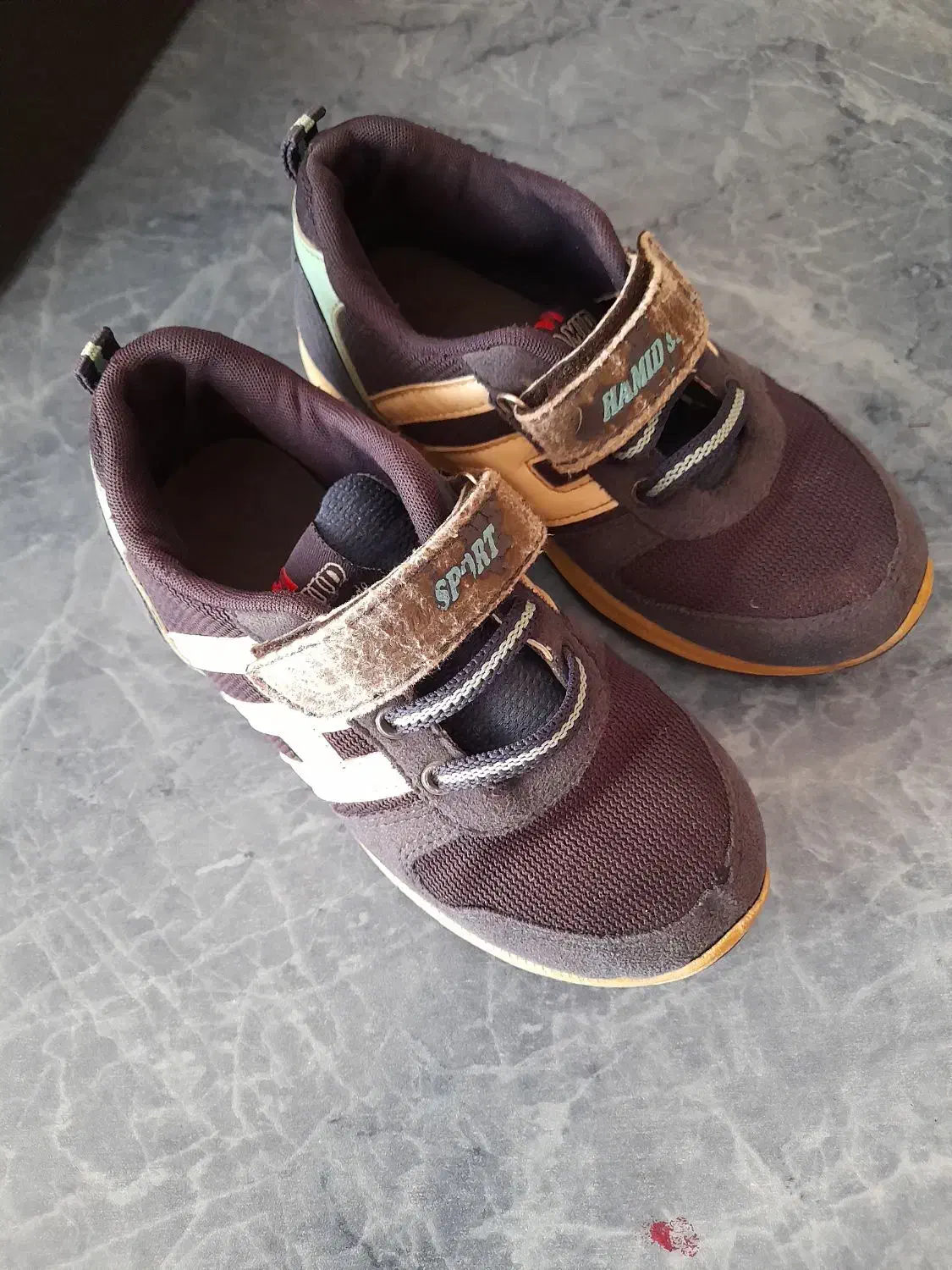 کفش|کفش و لباس بچه|میانه, |دیوار