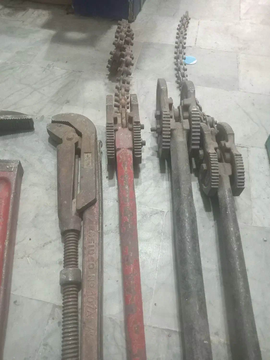 آچار زنجیری  و شلاق ۸|ابزارآلات|صفادشت, |دیوار