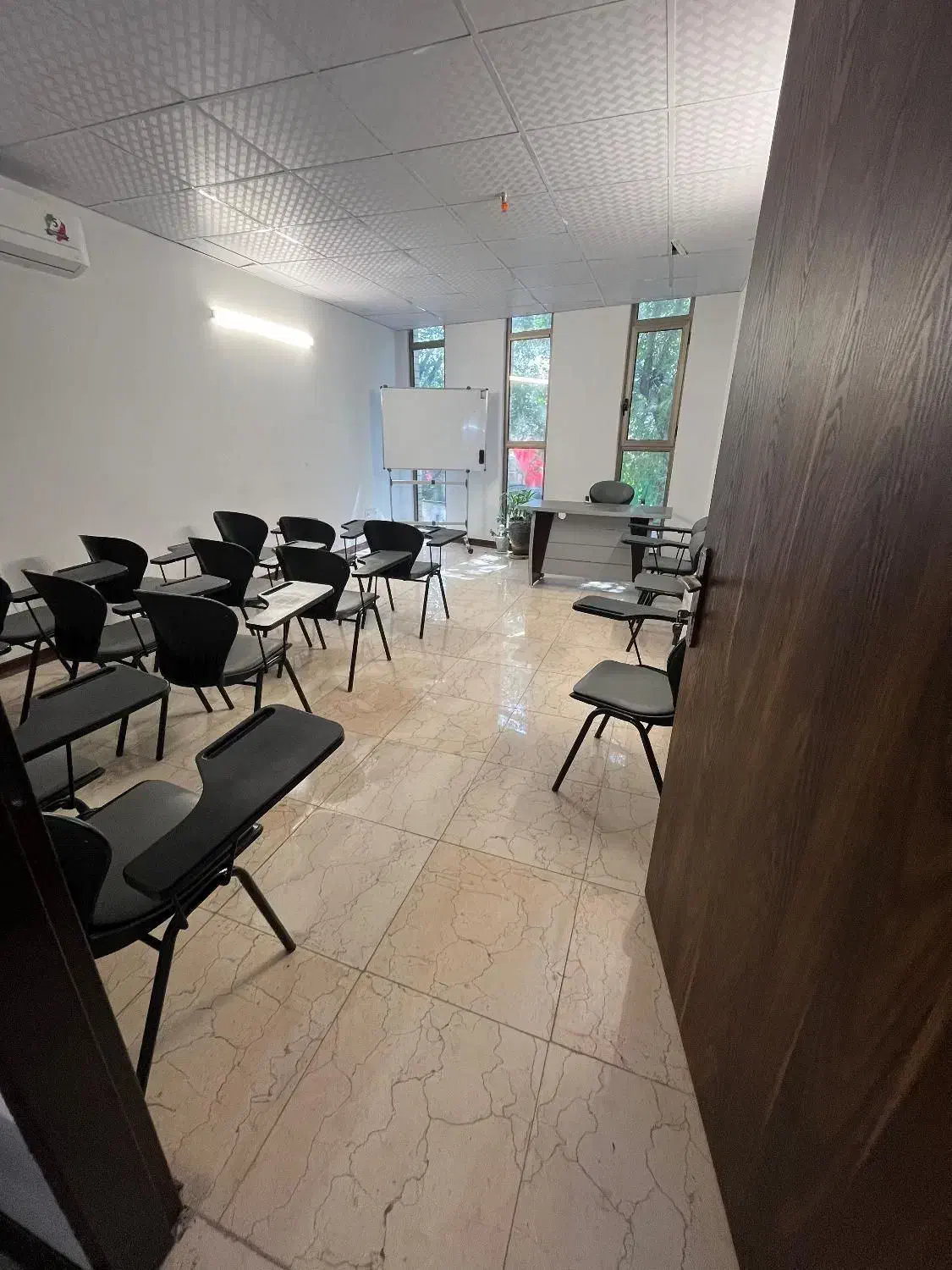 اجاره روزانه و ماهانه فضای آموزشی|اجارهٔ کوتاهمدت دفتر کار و فضای آموزشی|اصفهان, نقش جهان|دیوار