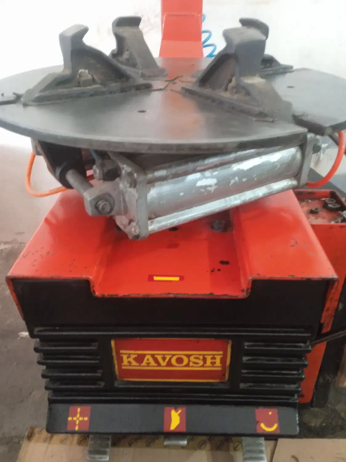 ساکشن برقی و کمپرسور باد و لاستیک درار|ماشینآلات صنعتی|خورموج, |دیوار