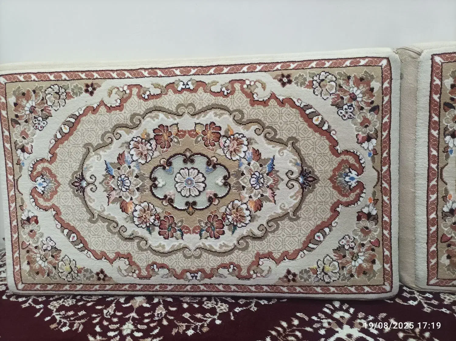 یک جفت پشتی و تابلو تروتمیز|تابلو، نقاشی، عکس|نسیم‌شهر, |دیوار