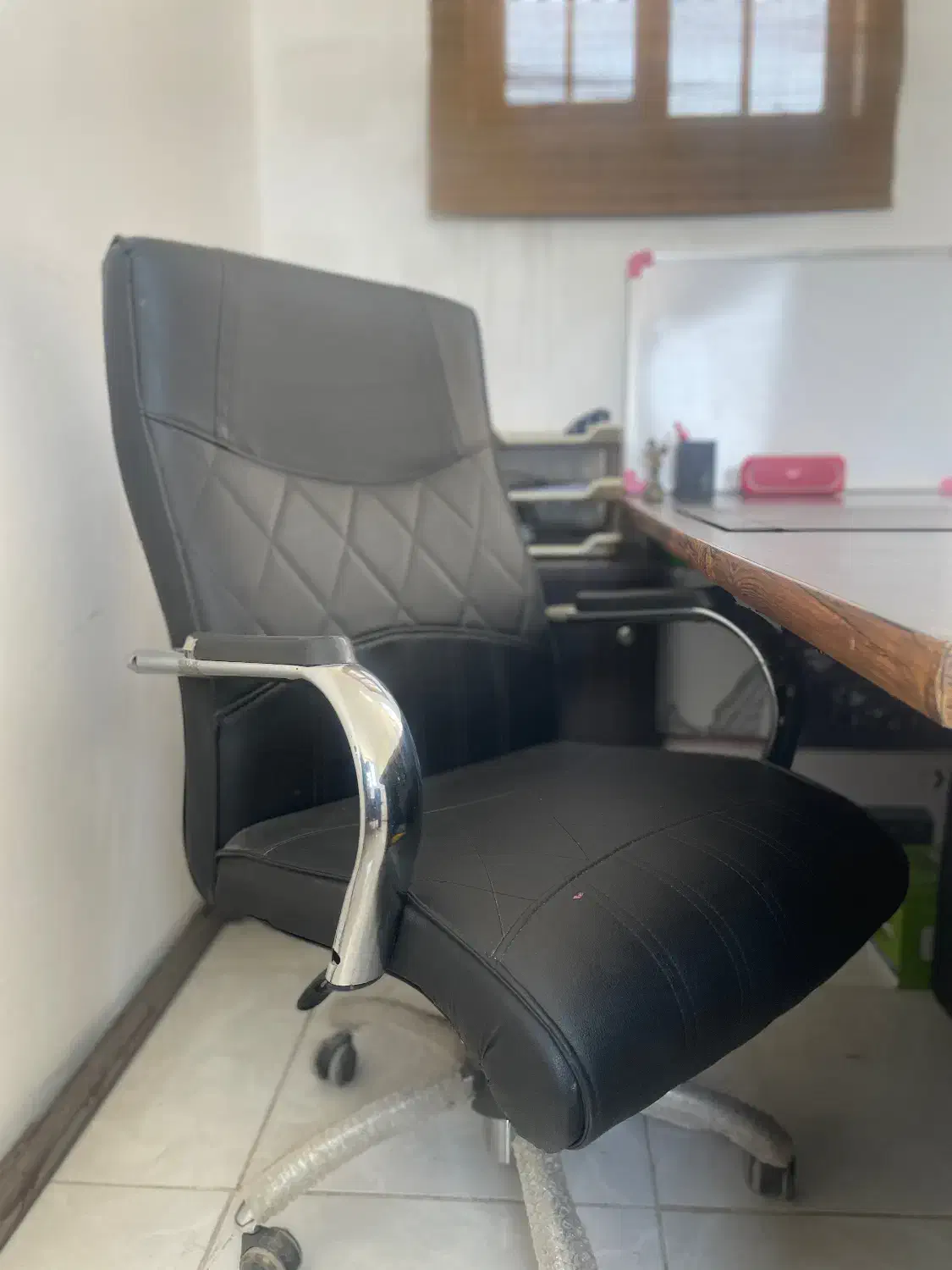 میز مدیریت همراه با سه کشویی کنار و صندلی مدیریت|مبلمان اداری|خمینی‌شهر, |دیوار