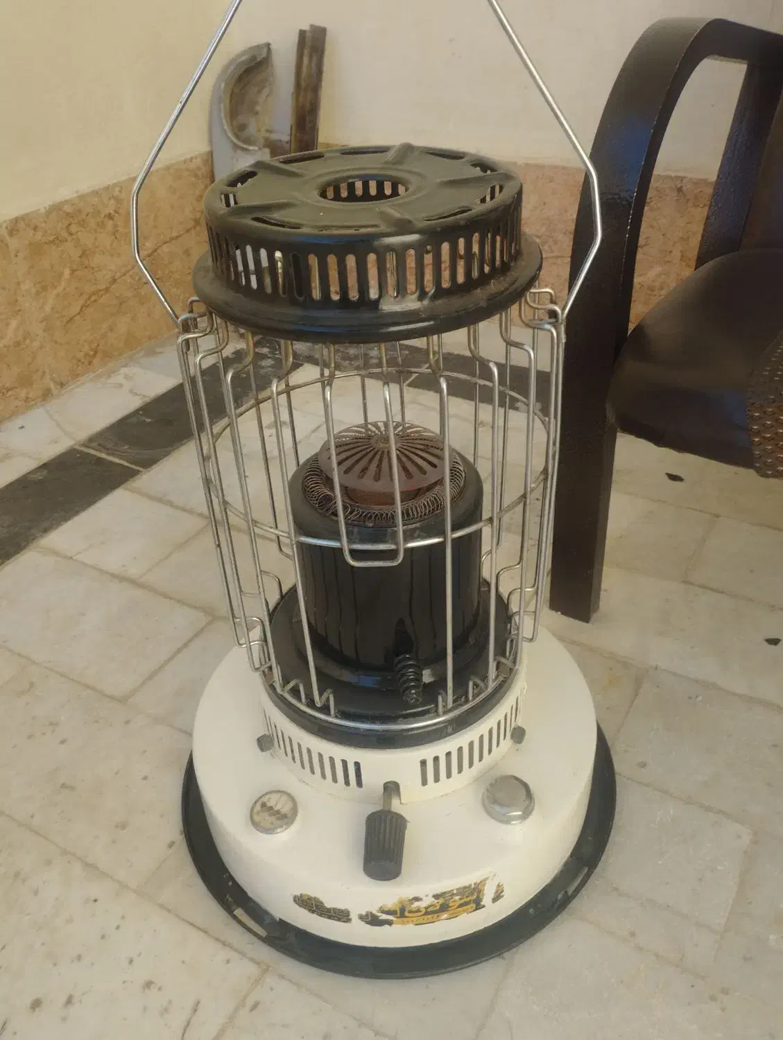 چراغ نفتی و صندلی طبی|بخاری، هیتر، شومینه|زابل, |دیوار