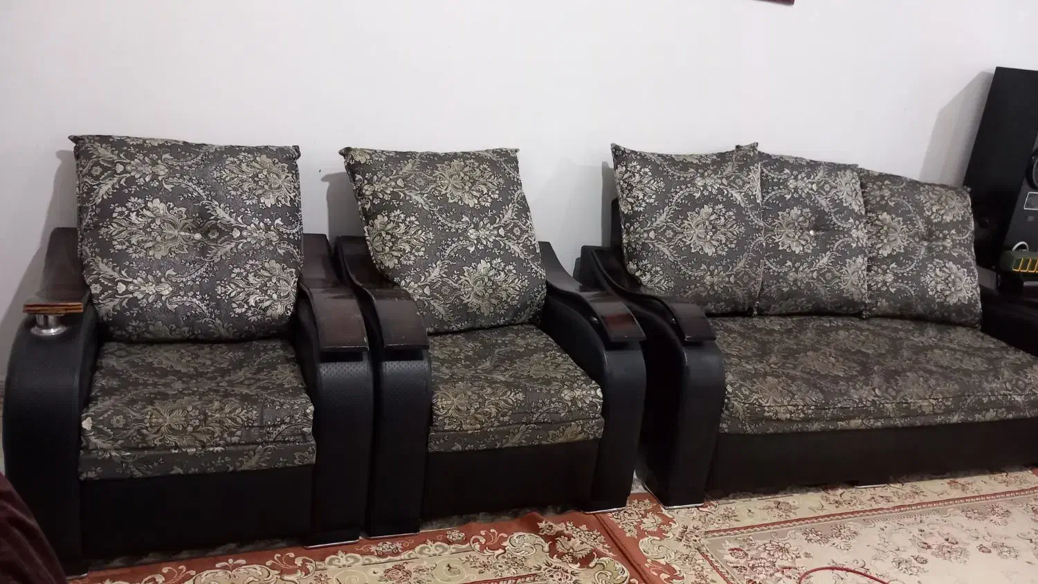 مبل راحتی وبوفه و گل فوم بزرگ|مبلمان خانگی و میز عسلی|حویق, |دیوار