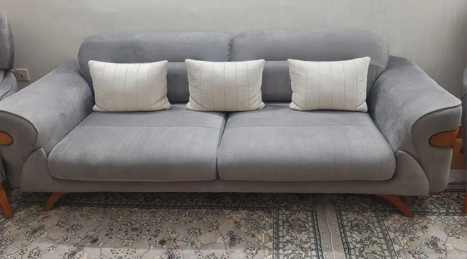 نیم ست مبلمان ،مبل سه نفره تخت خوابشو میباشد|مبلمان خانگی و میز عسلی|اندیشه, اندیشه فاز ۱|دیوار