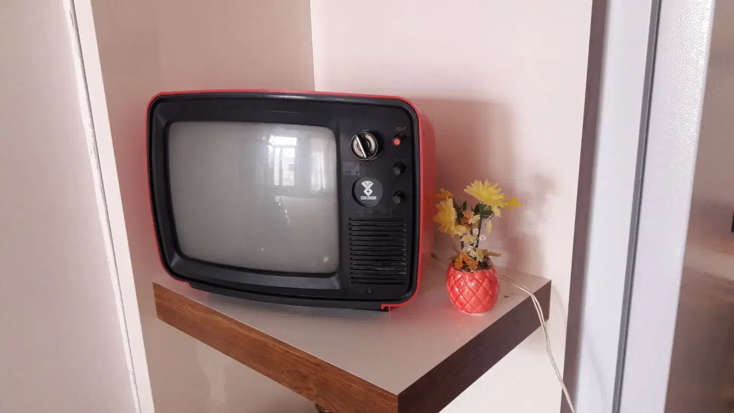 تلویزیون قدیمی سیاه وسفید|تلویزیون و پروژکتور|بیرجند, |دیوار