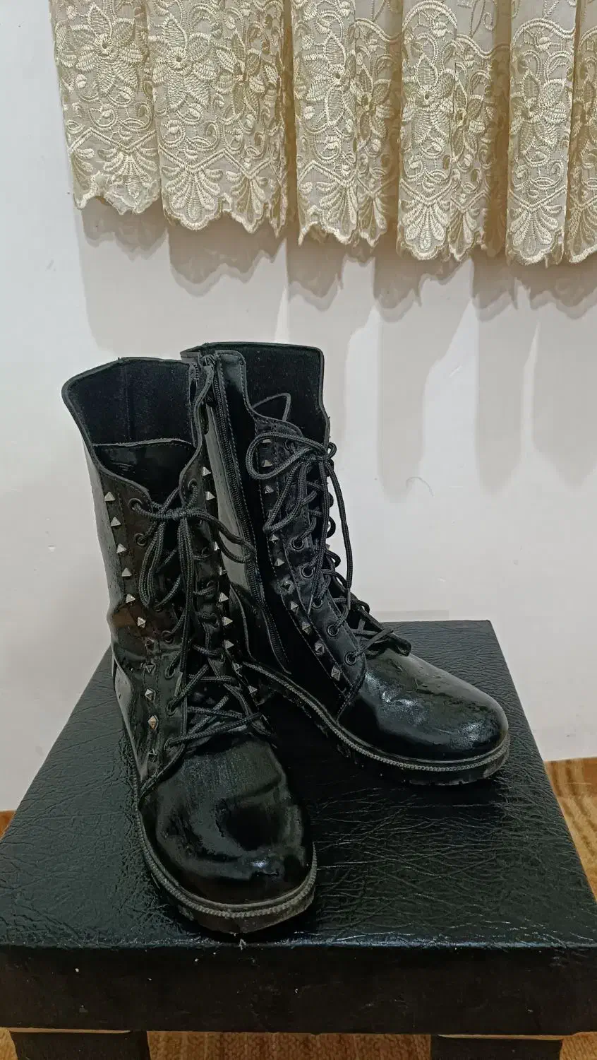 بوت در حد نو کاملا سالم 1بار پوشیده شده|کیف، کفش، کمربند|فومن, |دیوار