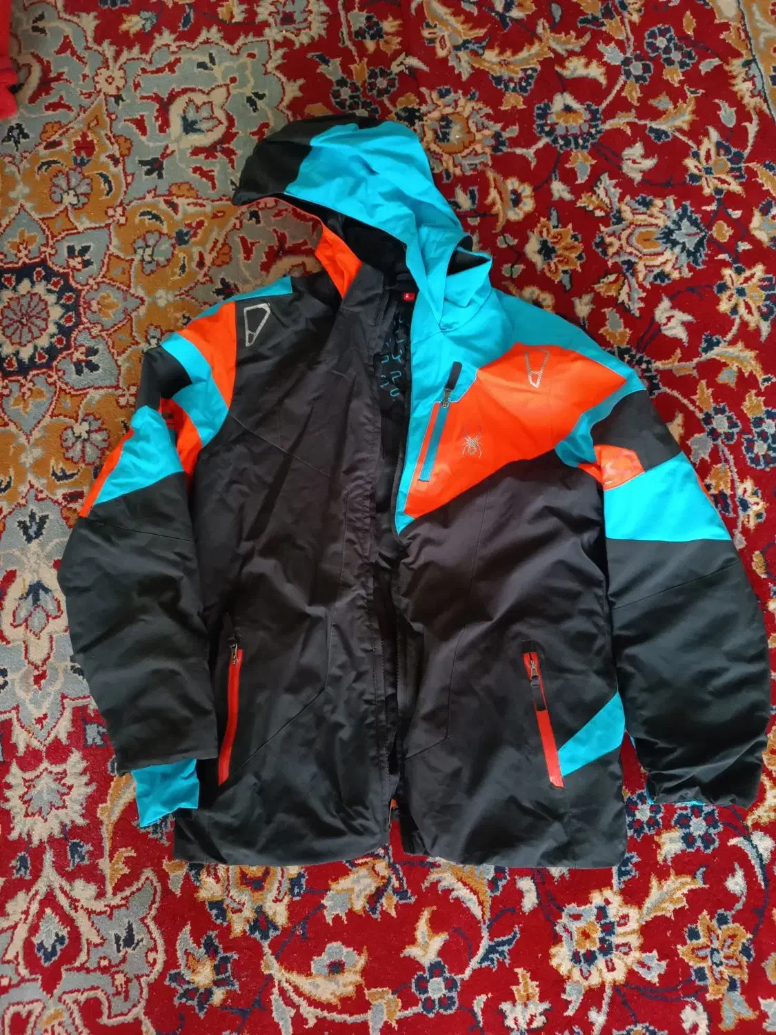 کاپشن|لباس|اقبالیه, |دیوار