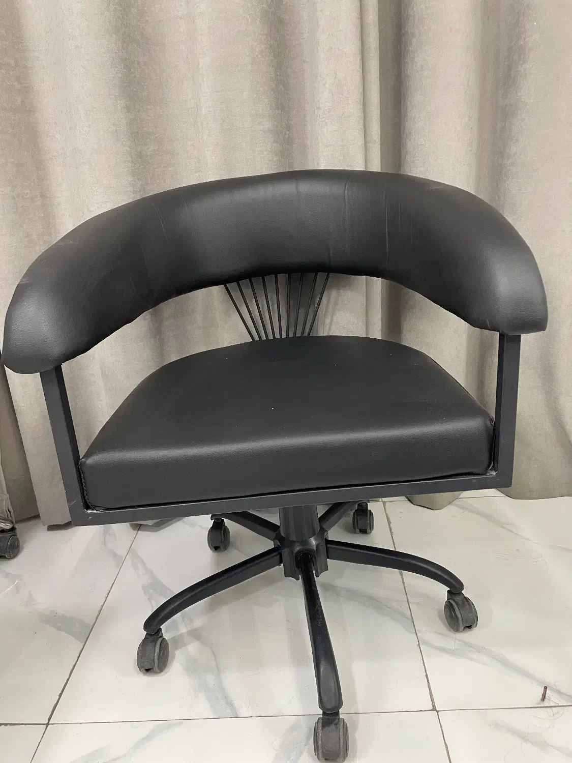 صندلی|صندلی و نیمکت|اندیشه, اندیشه فاز ۱|دیوار