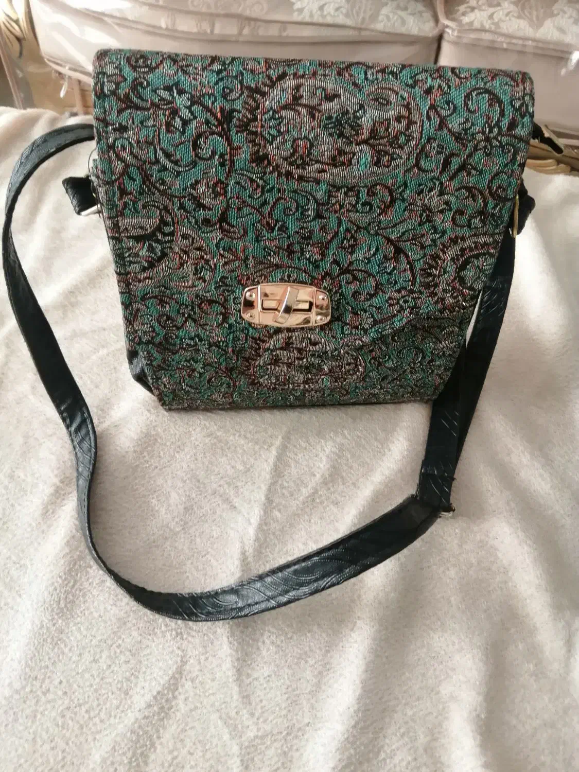 لباس و کیف|کیف، کفش، کمربند|اصفهان, برازنده|دیوار