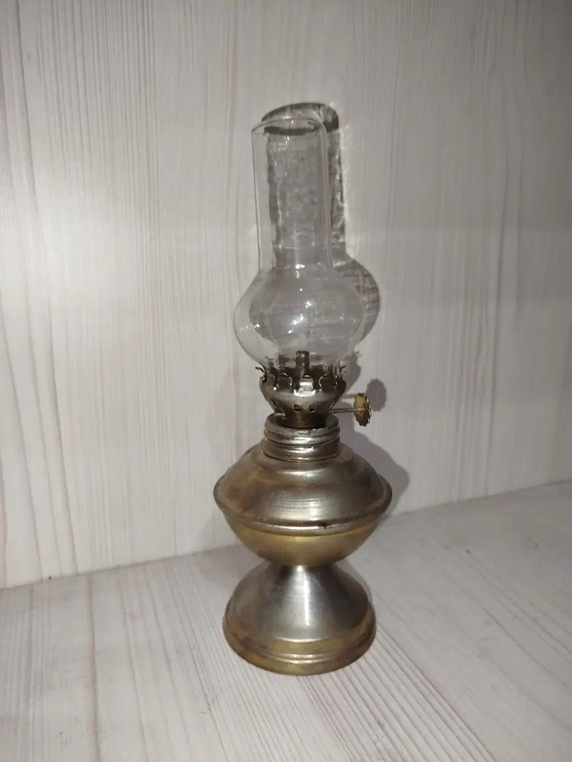 چراغ نفتی تزئینی|کلکسیون اشیاء عتیقه|گرگان, |دیوار